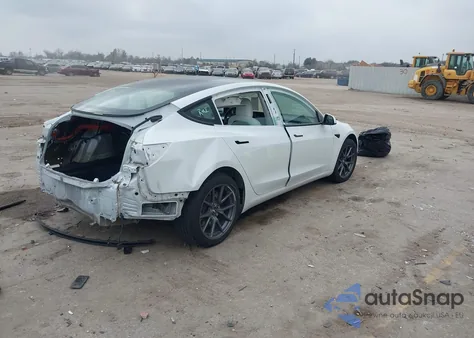 2021 Tesla Model 3 Standard Range Plus Rear-Wheel Drive z USA, uszkodzony, nr VIN 5YJ3E1EA3MF048329